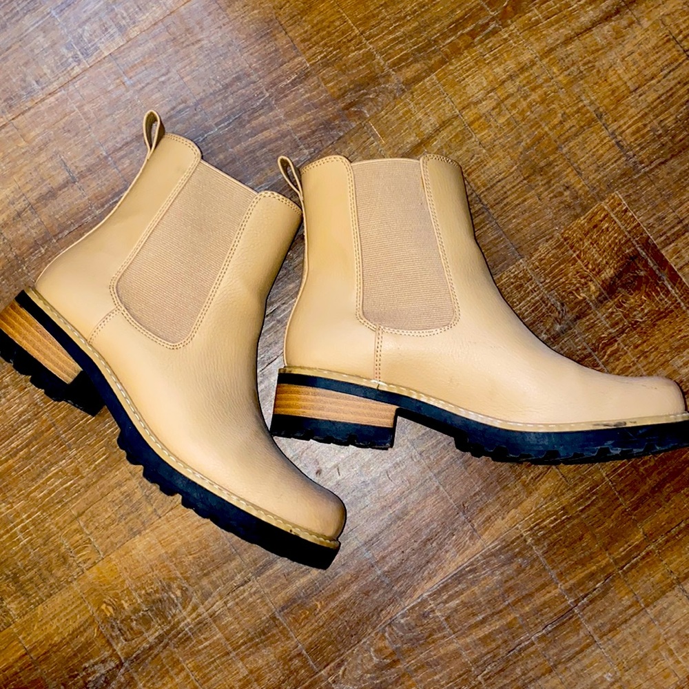 Universal threads Chelsea boots